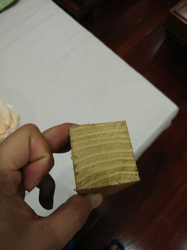 这是我以前存的一根桑木方料,看截面,不说话