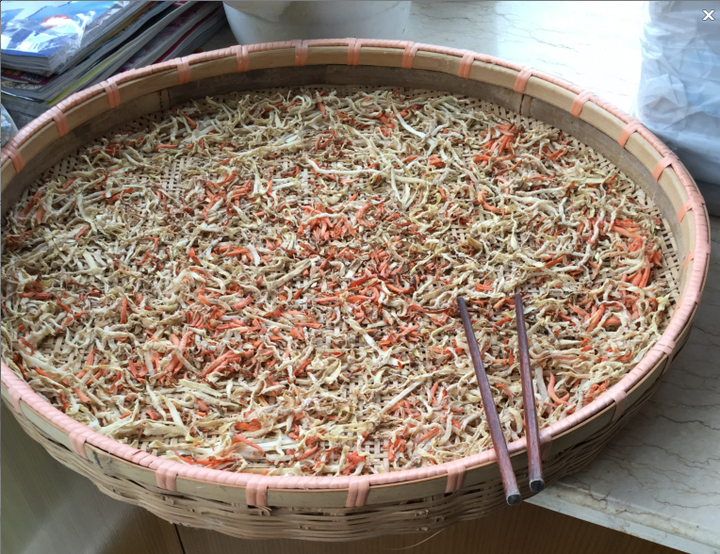 【丈母娘家晒的红白萝卜丝(仅仅其中一筐而已),手机拍的】