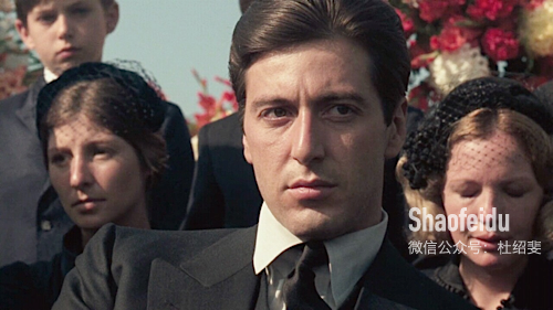 成为教父之后,尖长的领子变得更加显眼,配合上完全贴服的背头, 双手