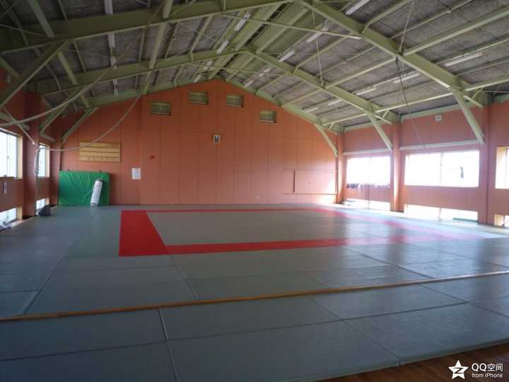 这张是道馆,我们柔道课在这里上,柔道部也在这里练习 这是学校屋顶,照