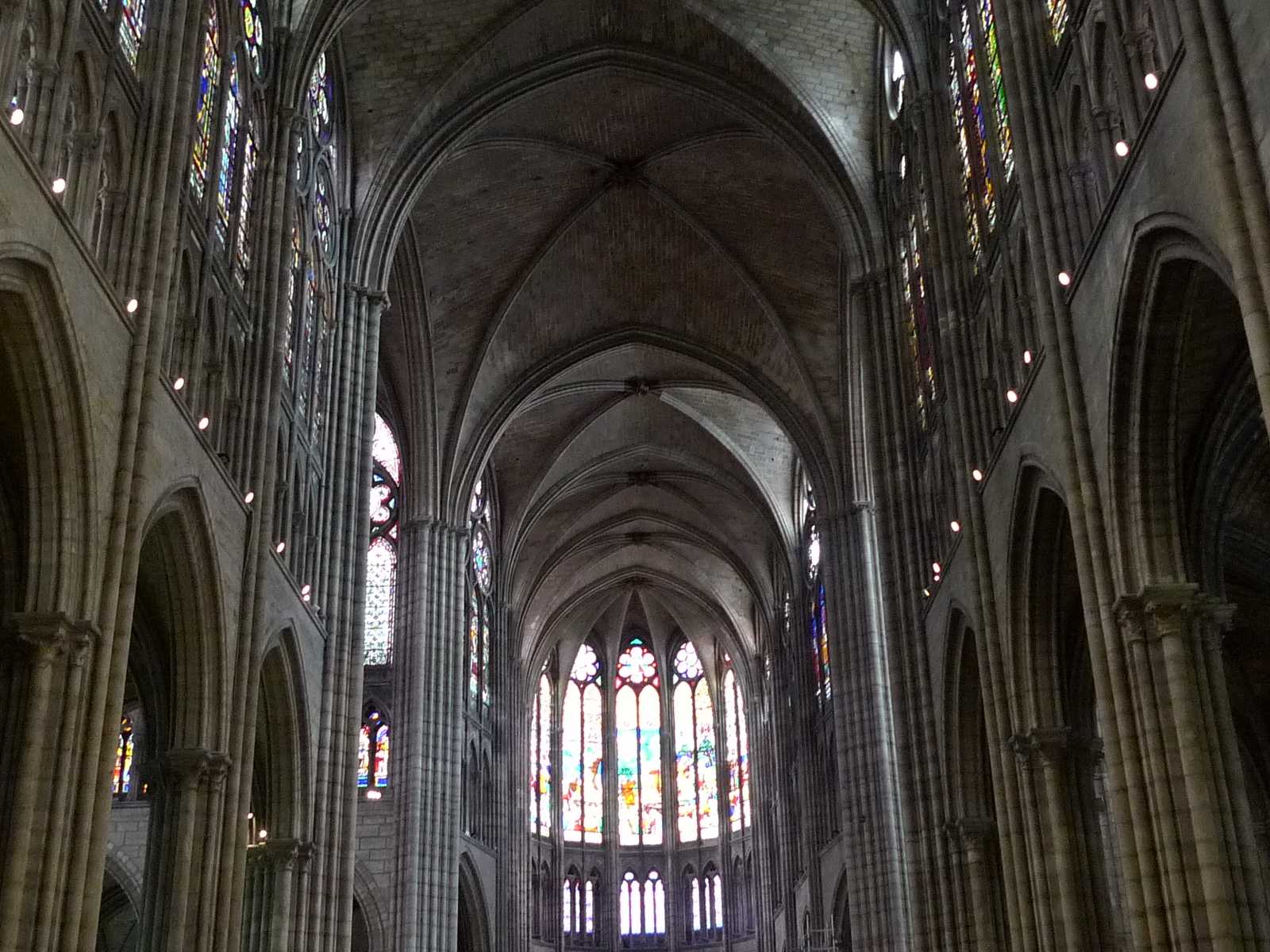 欧洲中世纪建筑风格的特点?