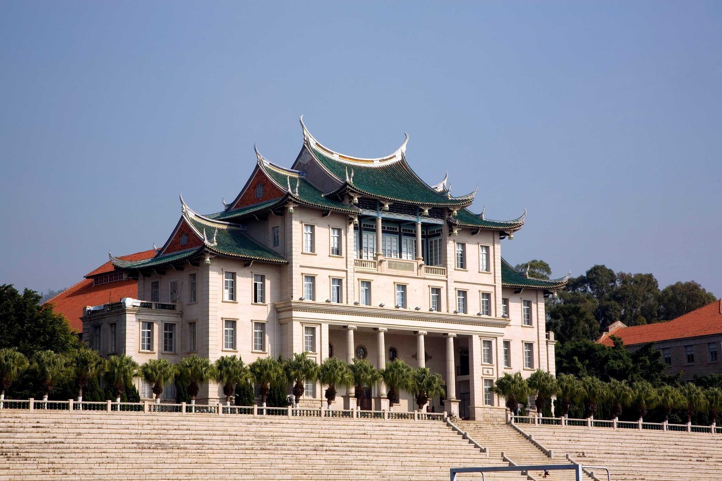 抛砖引玉 先晒一个厦大的建南大礼堂 建南楼群系20世纪50年代初,映侣