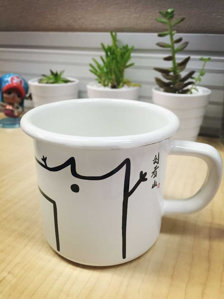 知乎刘看山搪瓷杯子,简洁漂亮个性,放桌上既可以喝水又可以装饰,摆