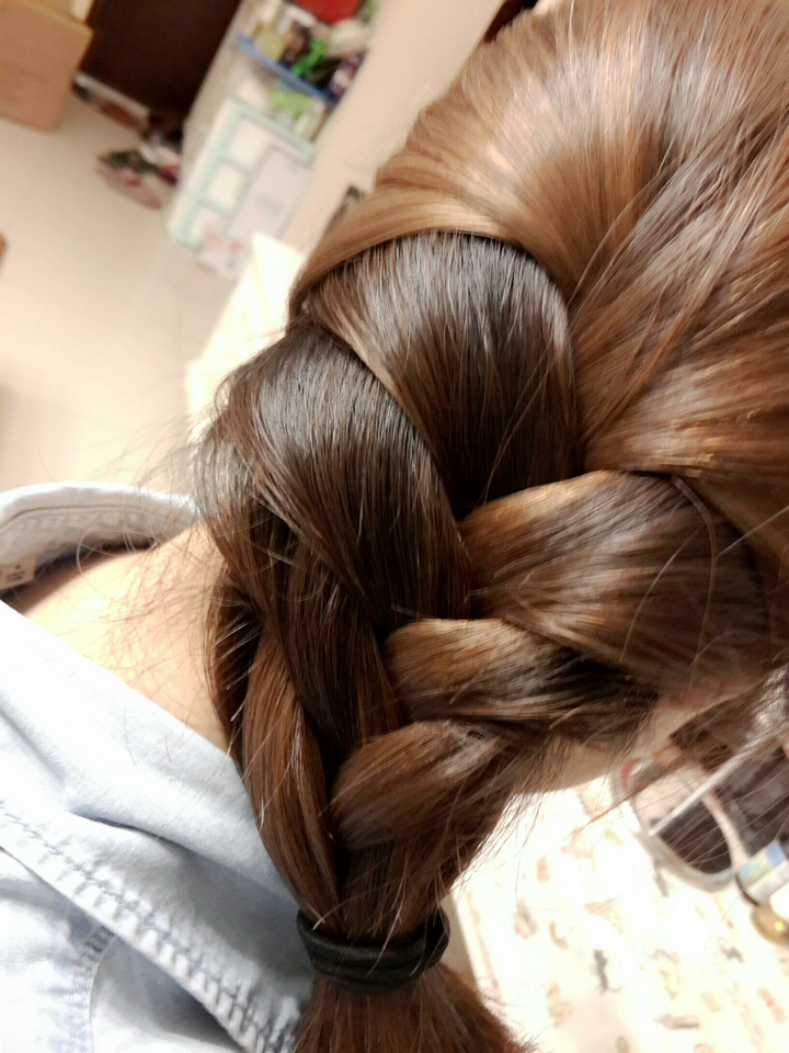 运动时又多又长的头发怎么绑才不容易散?