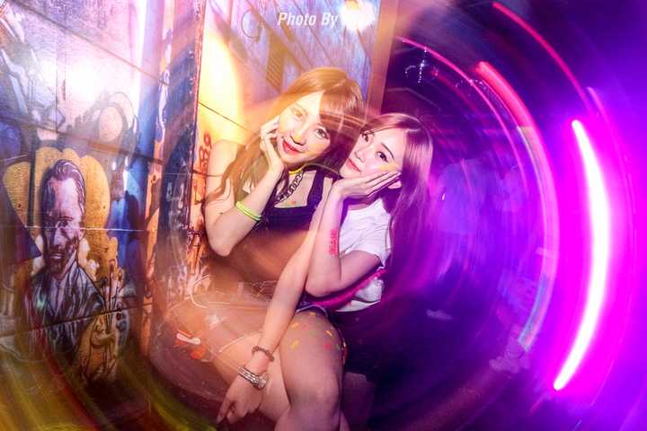 像这种夜店酷炫的照片是怎么拍出来的?