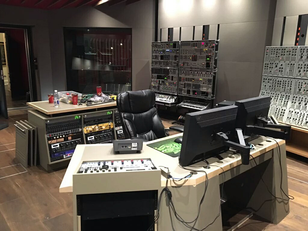 他是个对电子音乐很有态度的人(图为deadmau5搭建的电子音乐工作室,这