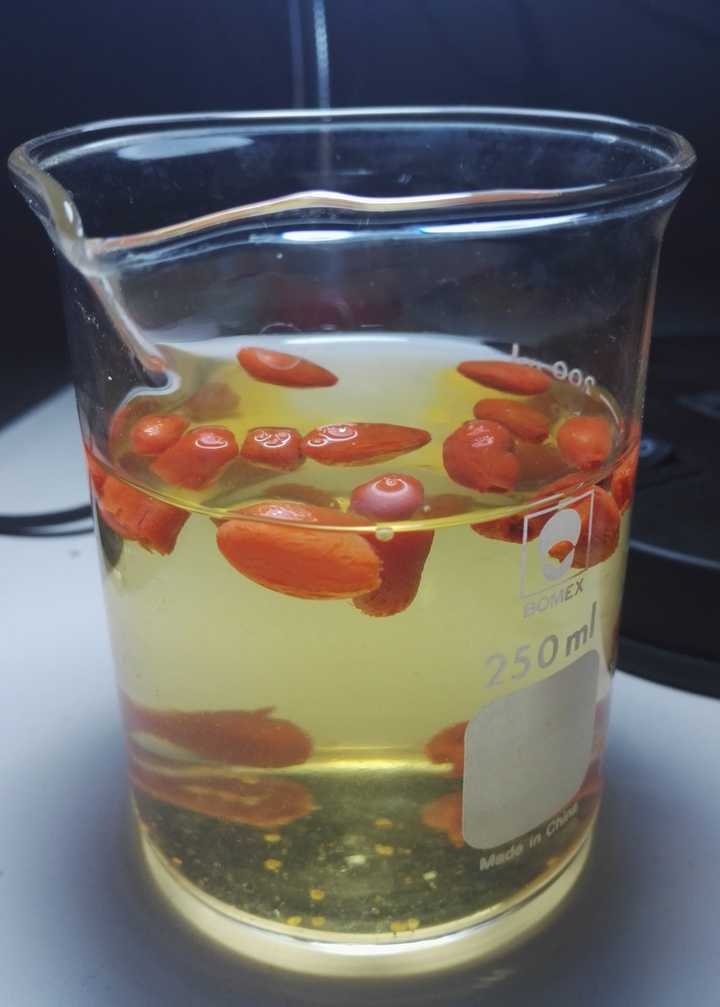 下面两幅图是正品枸杞泡进水里超过30分钟水的颜色,大家自己看图.