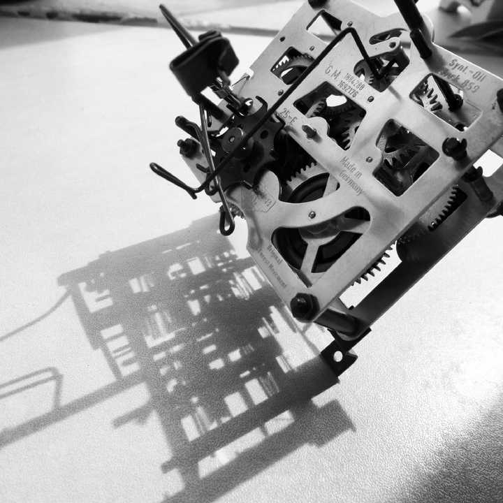 这是我自己收藏的德国黑森林赫卡斯咕咕钟的机械机芯,光从影子上看