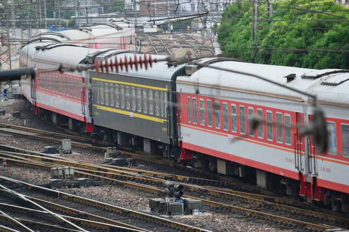 如何百丽国际快速区分中国铁路客运列车（机车和客车）是什么型号