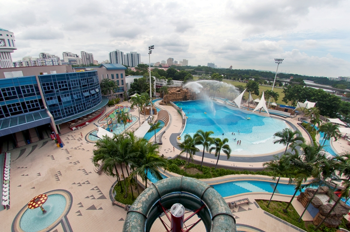 每个体育场都有游泳池,有的是简单的两个标准池,有的是类似水上乐园的