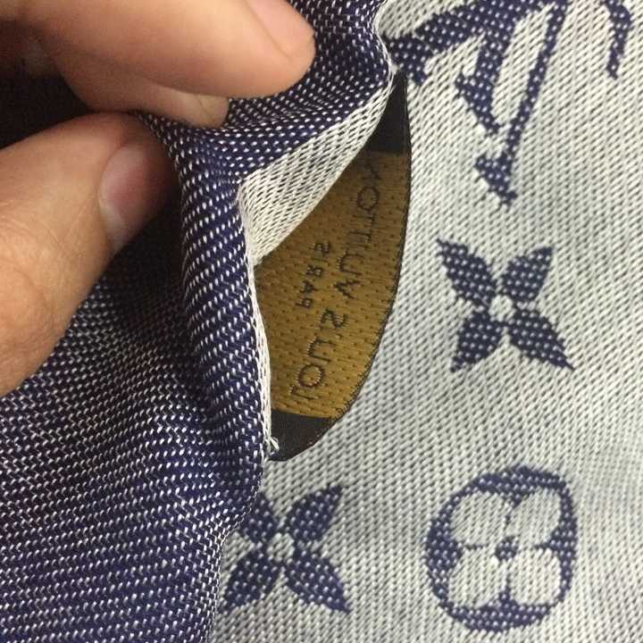 入的lv羊绒围巾m71040,洗水标是made in scotland,请各位高手鉴别真假