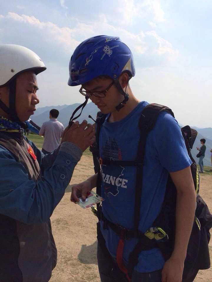 国内哪里可以学习跳伞,滑翔伞或者翼装飞行之类的?