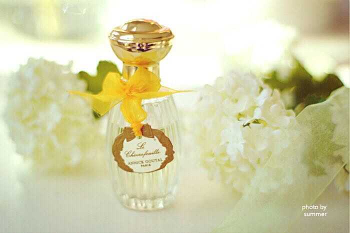 贝壳质感的瓶身在光线下流光溢彩,非常绚丽. annick goutal