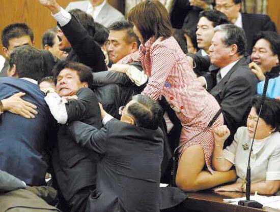 别的回答也提到了,乌克兰议会打架以构图唯美的画风在各国议会中独树