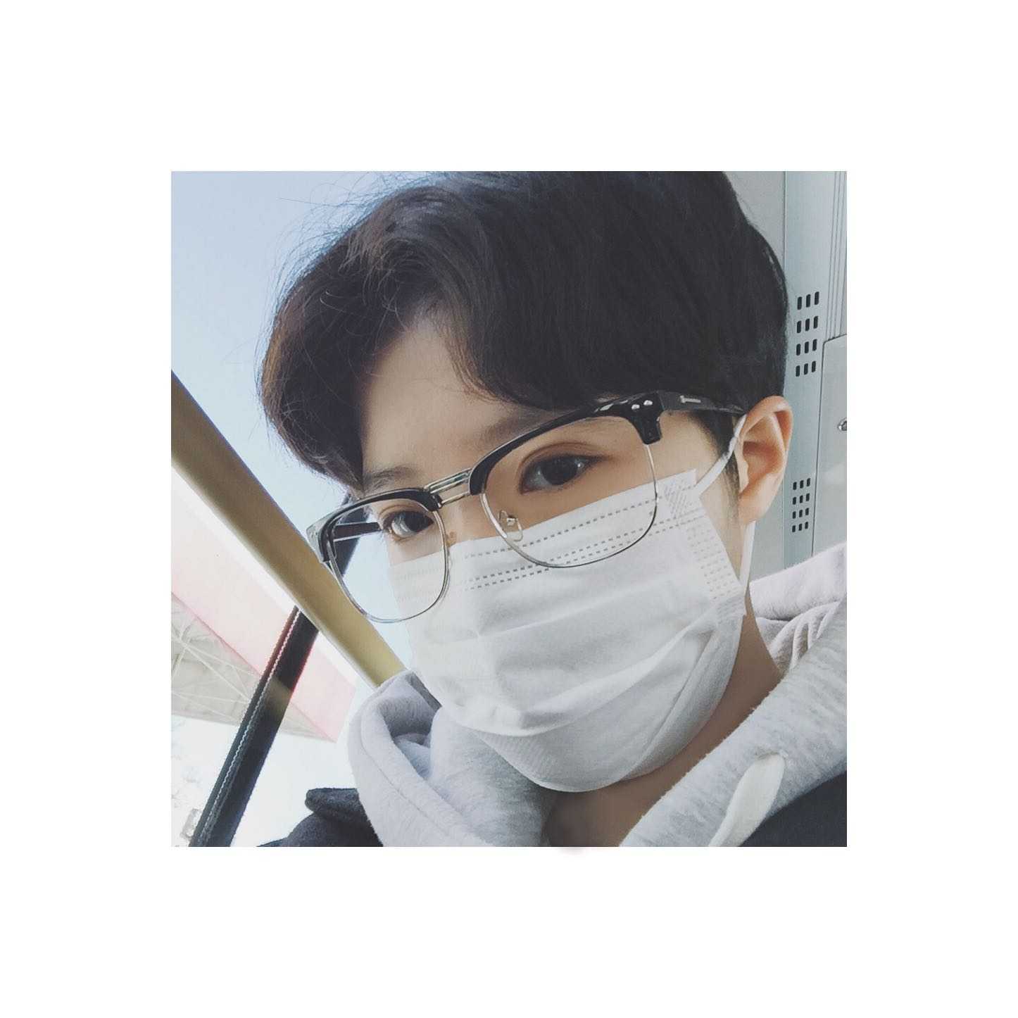 男生怎样理一个好看的中分发型?