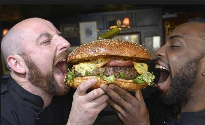 餐吧里自制的汉堡(很大,不能一口从上咬到下)应该怎么吃?