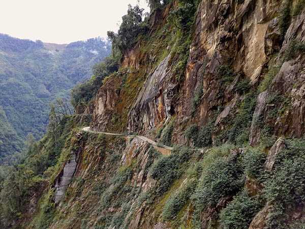 峡谷里的悬崖公路