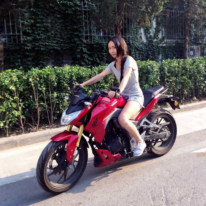 女生骑125摩托车图片