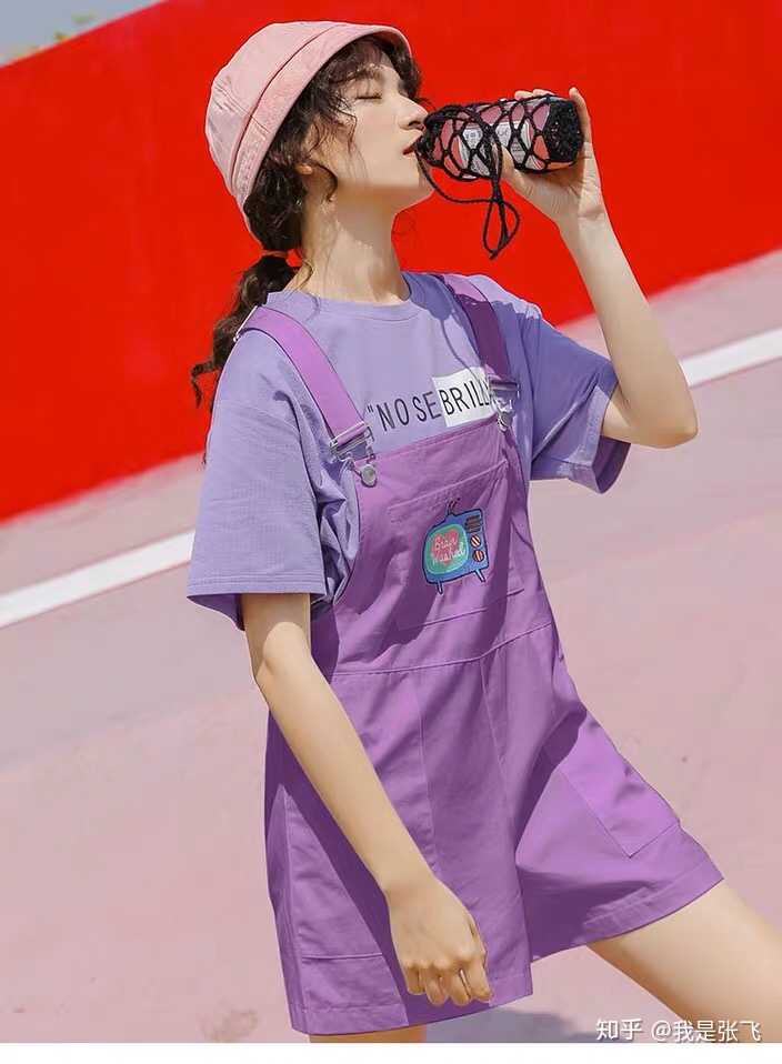 紫色背带裤如何搭配好看?