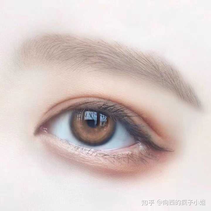 浅琥珀色瞳孔图片