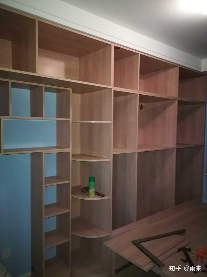 这图里就是采用生态板,木工在现场制作的一组榻榻米加衣柜的方案.