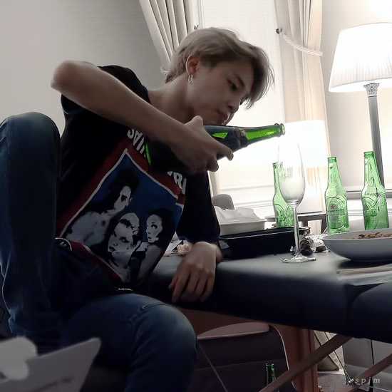 有没有防弹少年团帅气的喝酒图片,动图也可? - 知乎