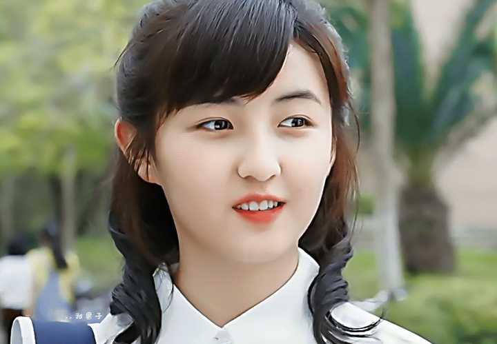 这个时候子枫青春期,皮肤不白,脸蛋婴儿肥,没有特意控制体重,私服好看