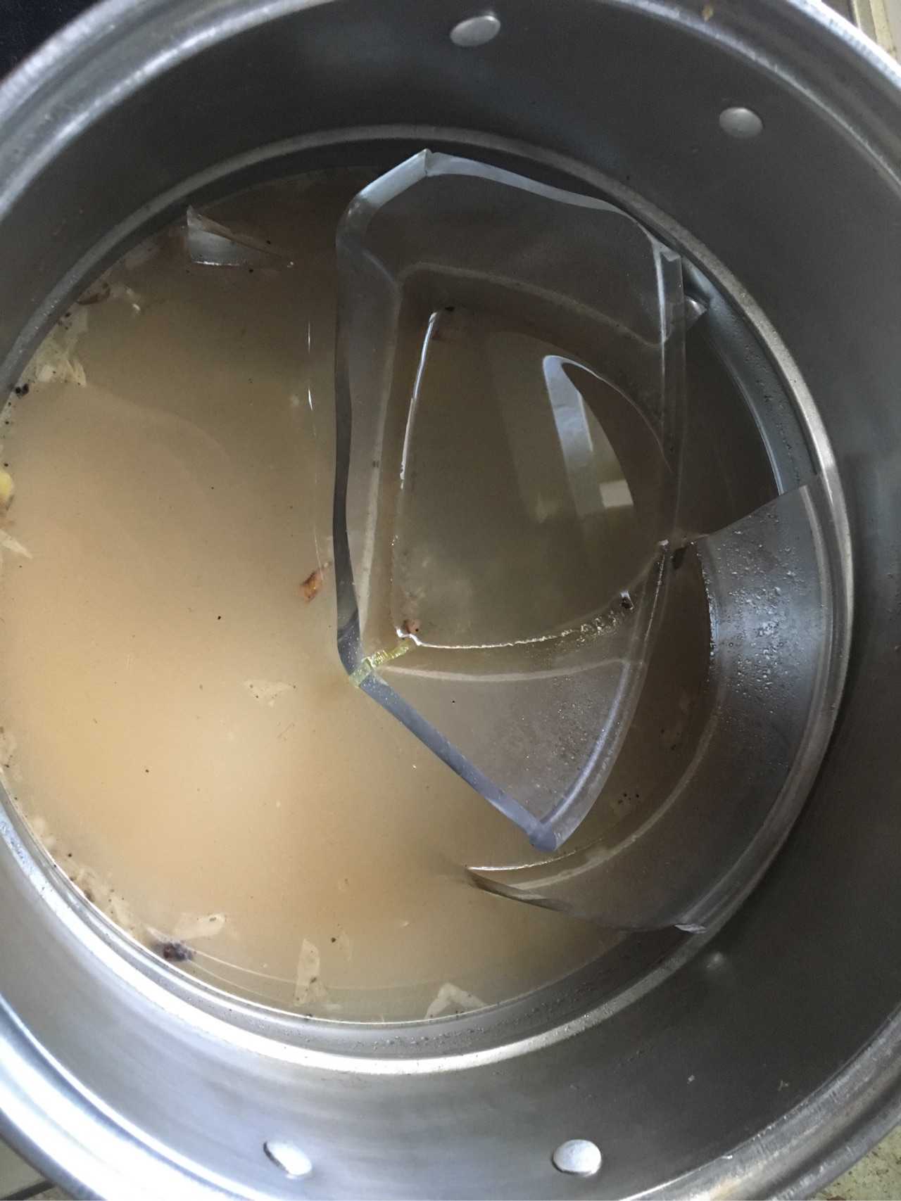 想着直接把汤倒锅里就热了,谁知他把汤先到玻璃大碗里,然后锅里加水