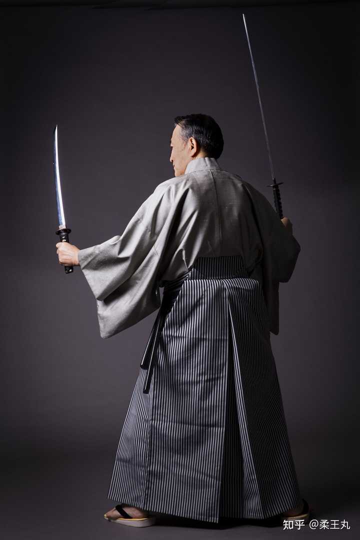 日本剑术追求速杀和大力出奇迹，不怎么研究缠斗，那是否全甲手半剑+盾牌打日本剑术很占便宜了？ - 知乎
