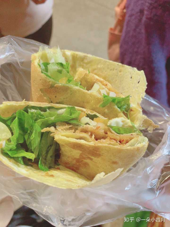 这是路边摊的山东杂粮煎饼