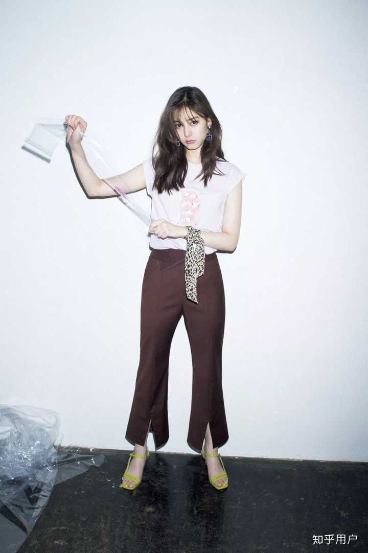 女生因为肩小导致看上去溜肩可以如何穿衣改善?