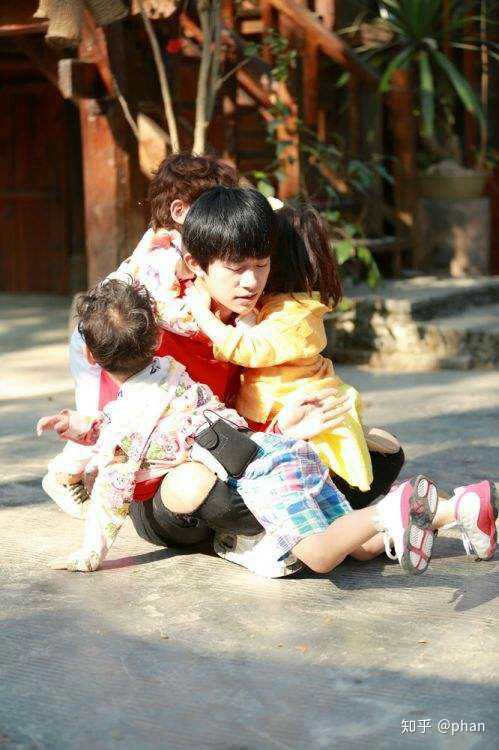 可能会去幼儿园之类的地方和小朋友一起