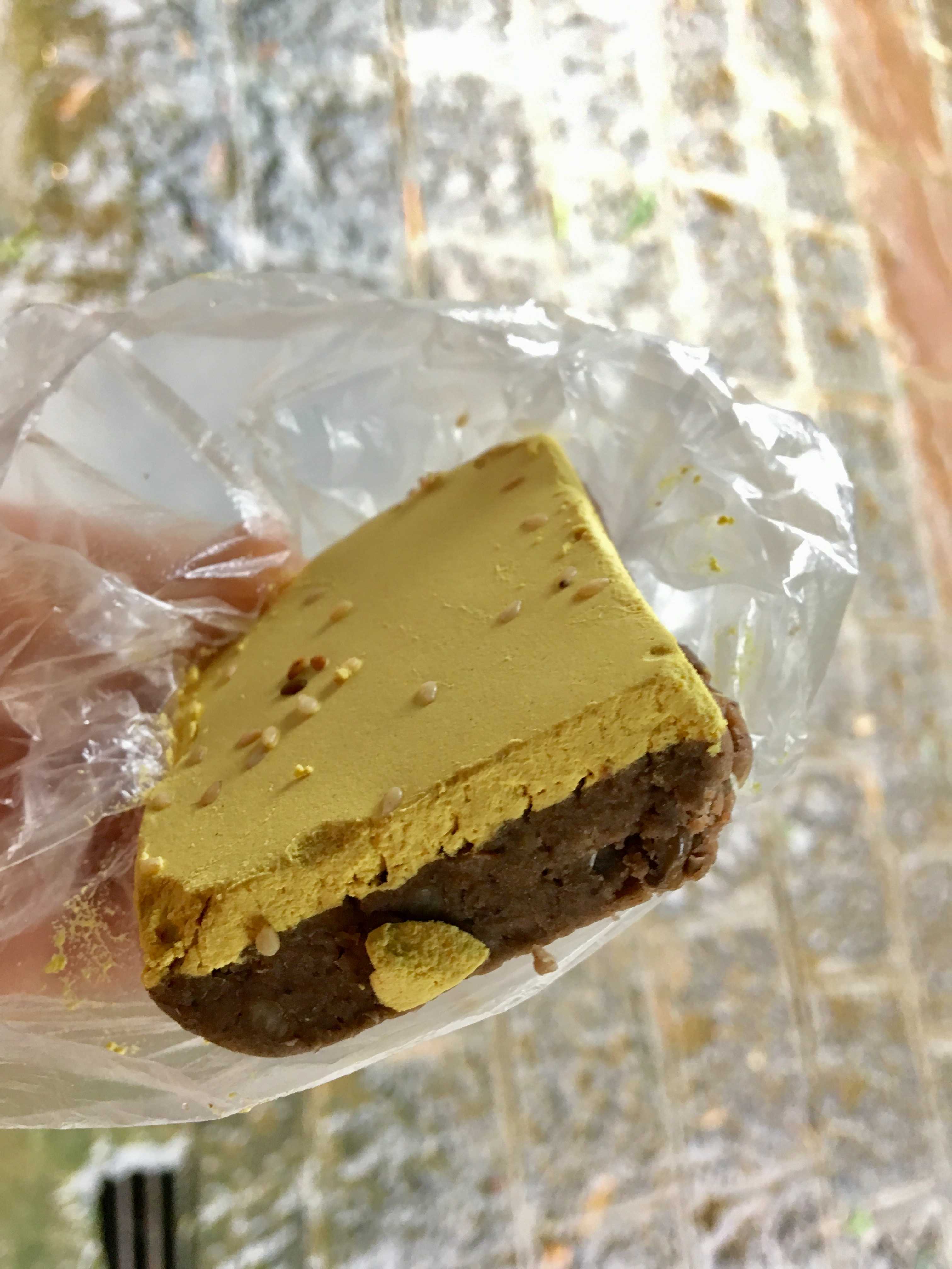 和顺大月台附近的蔺大妈松花糕上面一层厚厚的松花粉,下面是红豆沙,吃