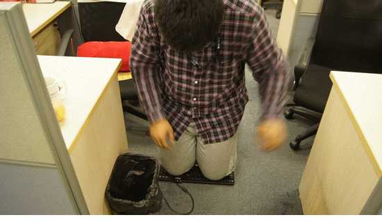 为什么西方礼节中求婚要单膝下跪来源于中世纪骑士精神吗应该屈左膝