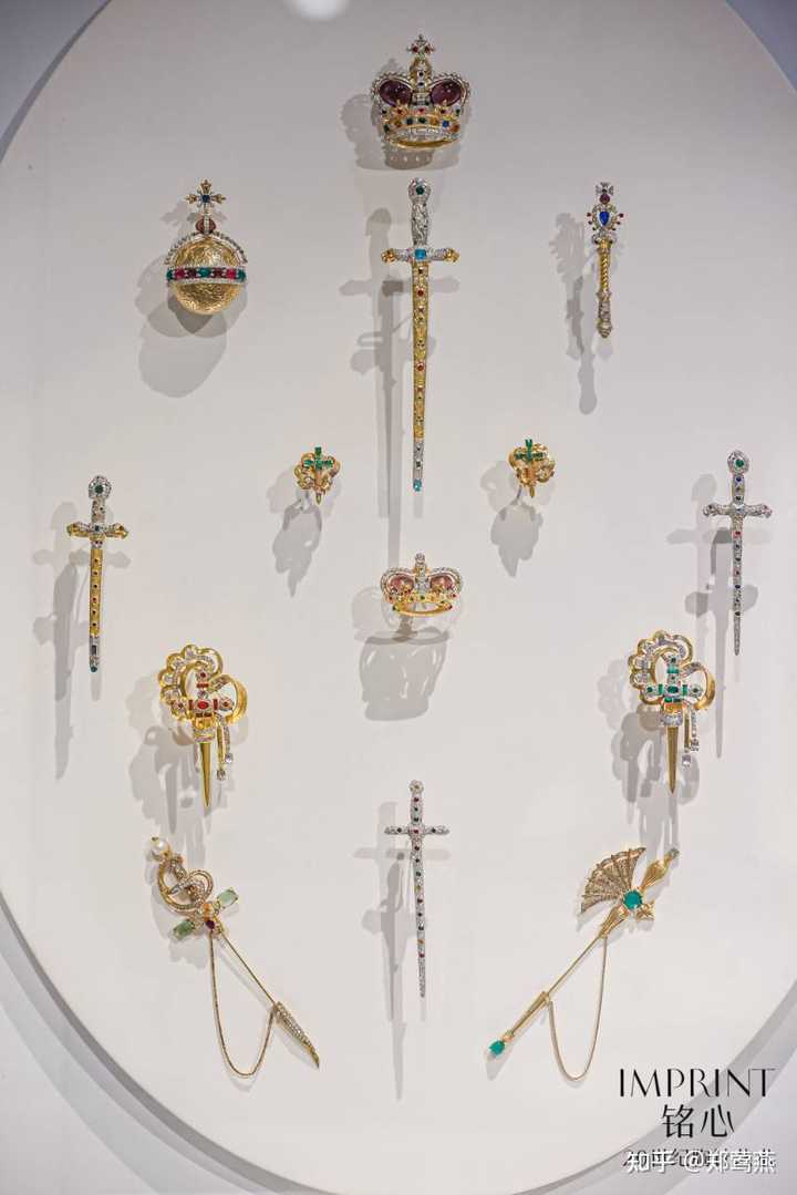 FIVE GEM SET STICK PINS AND TWO BROOCHES, EARLY 20TH