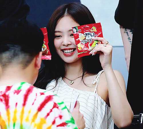 集美们,我想要jennie那种笑到露出牙龈的照片,实在是太可爱了,求求求?