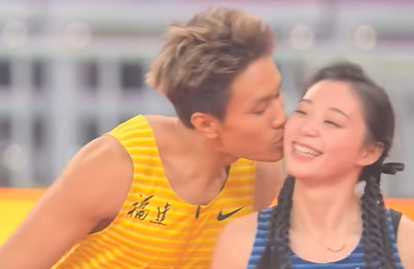 何锦櫶赛场亲吻四川名将刘峡君被摄影师抓拍，田径情侣赛场公开撒糖秀恩爱，对此你怎么看？