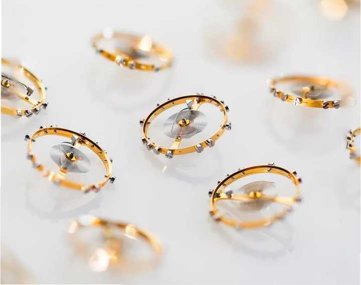 比头发还纤细的游丝,极易受到磁场和温度的影响.