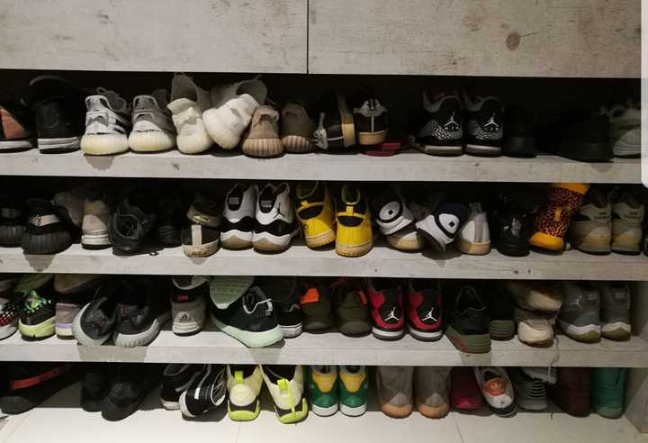 这是我一年前的鞋柜,那时候黑水泥还没发售,我的是之前复刻的版本,把