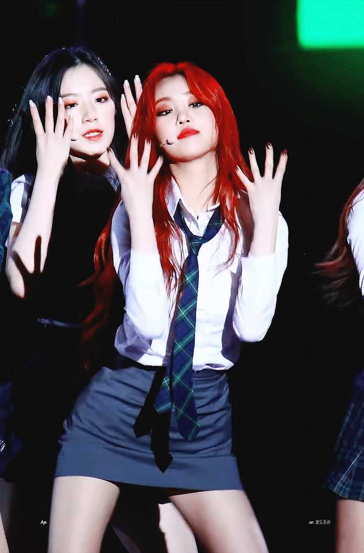 南韩千万直拍第一人,直到今天都是facebook官方频道男女爱豆直拍点击