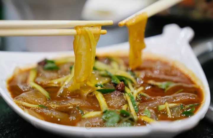 東北大拉皮,菜碼不大,鹹甜剛好,辣椒段炸得焦脆,麻醬調得賊香.