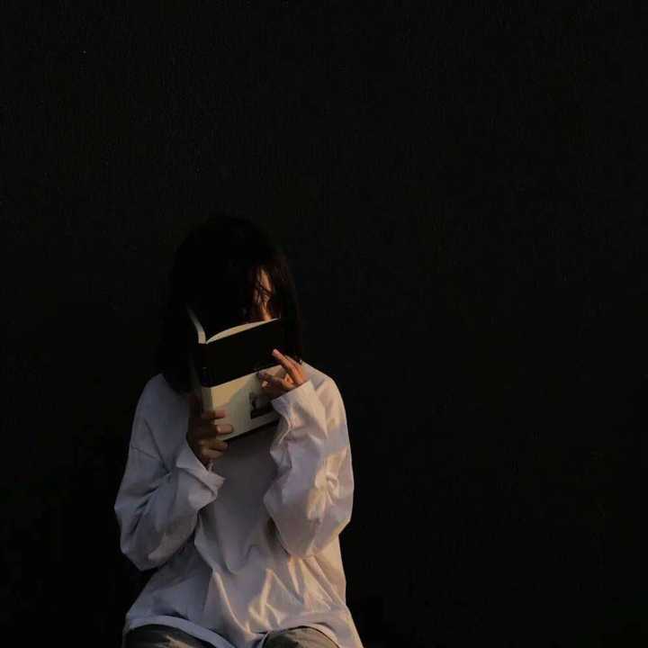 黑色系女生头像高清有没有