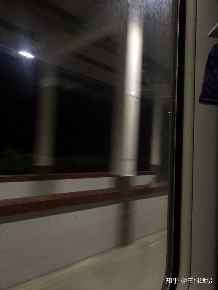 说说夜间坐火车是一种什么体验?