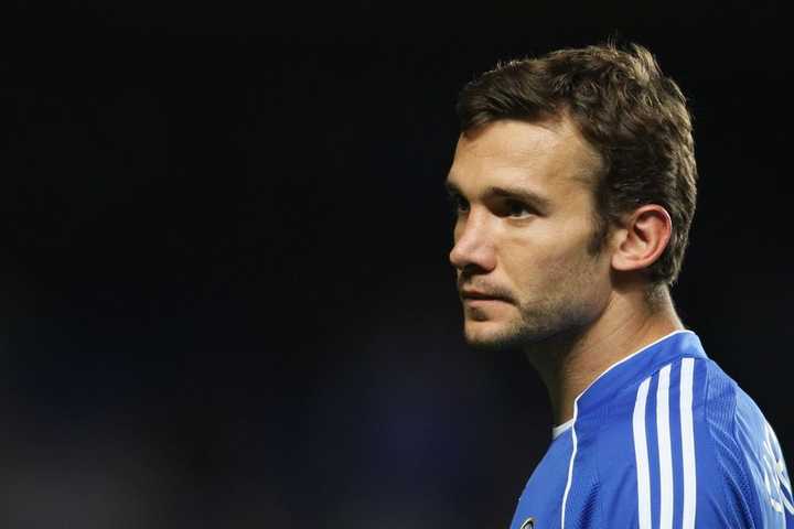 有很多人调侃莫拉塔颜值很不符合切尔西,让我想到了舍瓦和托雷斯