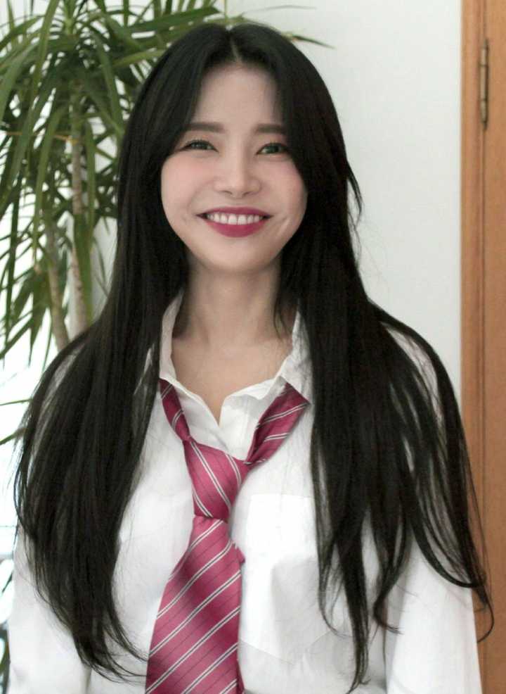 怎样看待mamamoo的金容仙托胸?