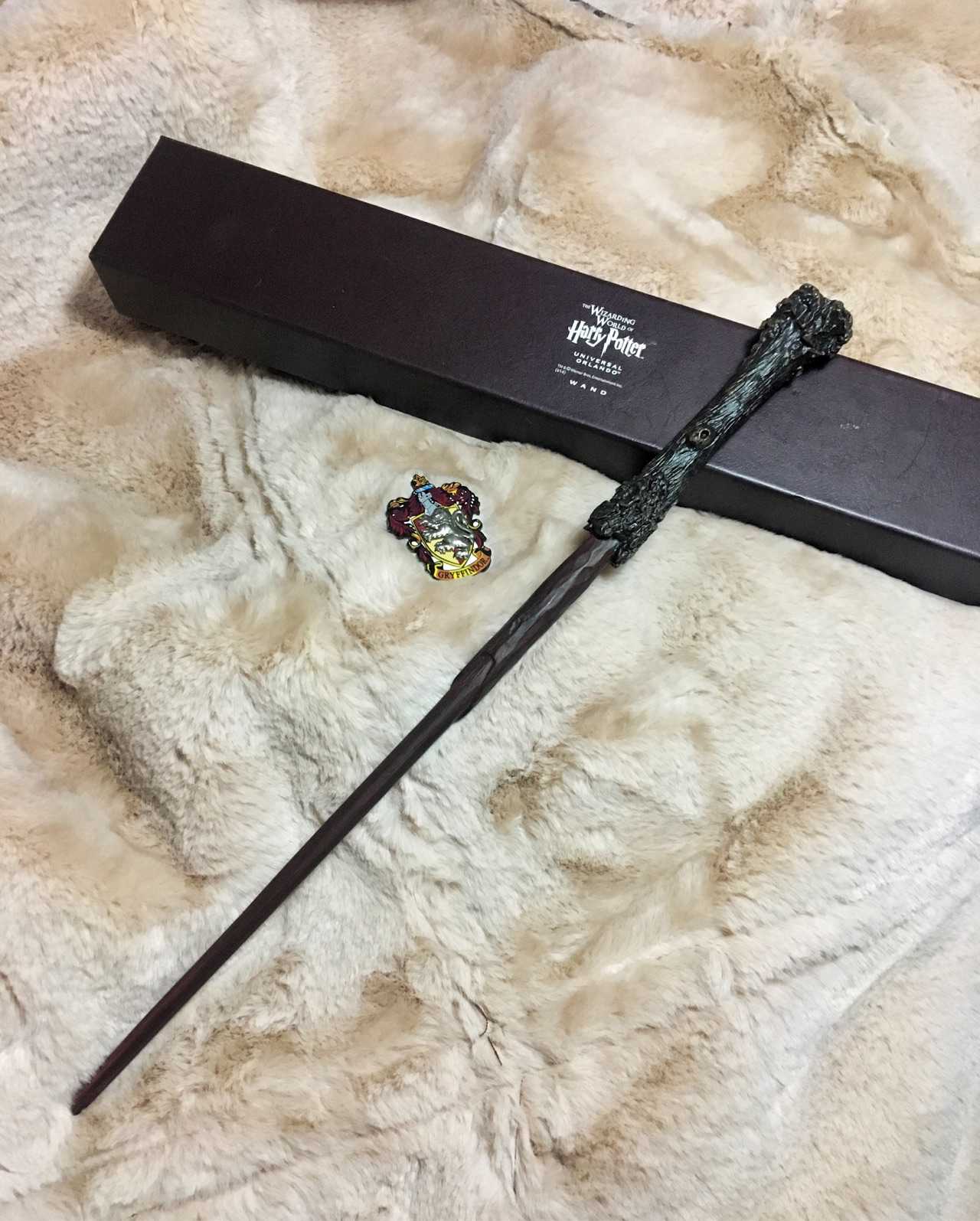 跟魔杖一起出镜的格兰芬多学院徽章,放了