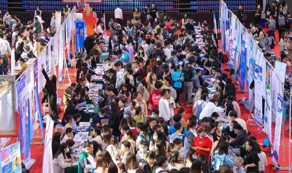 26届正在碎掉的应届生，想问问那些已经在职场站稳脚跟的前辈，春招找不到工作，真的只是人生中一个小坑吗？