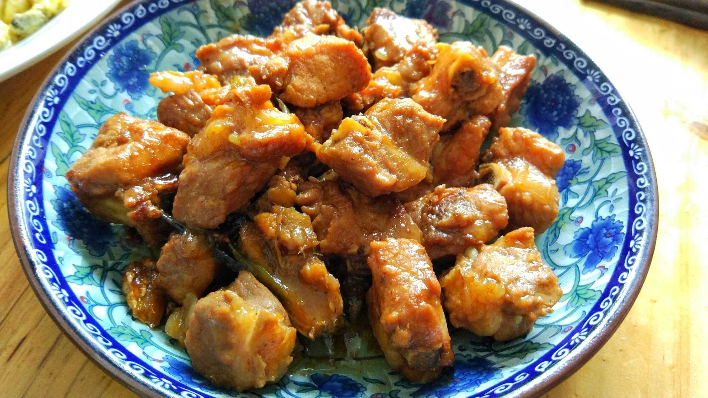 一斤排骨,葱姜,酱油,沙姜,十三香,油 2