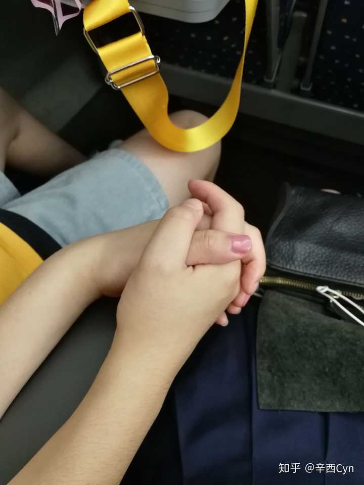 或许就是从那个时候起我们十指相扣了.
