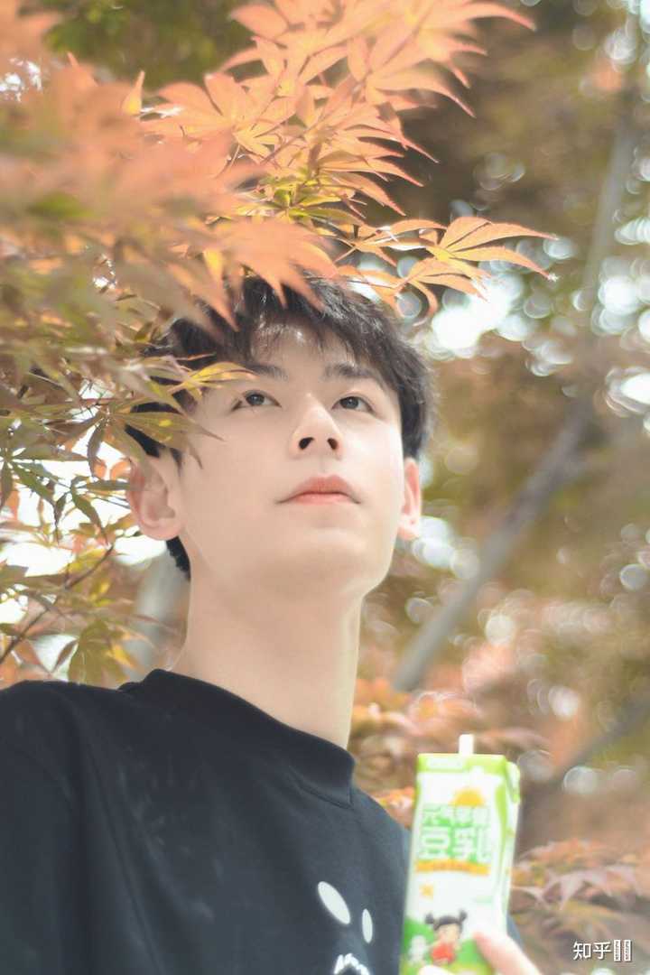 请问这张图是谁呀，听说是个电竞选手? - 知乎